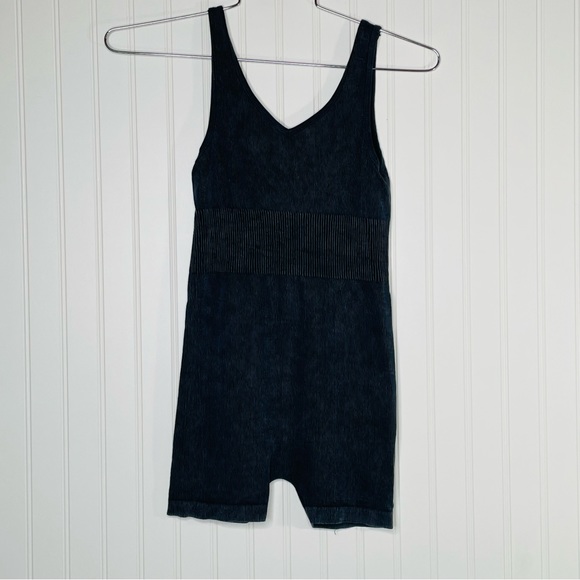 Dynamic Cross Back Ribbed Romper - Picture 2 of 8